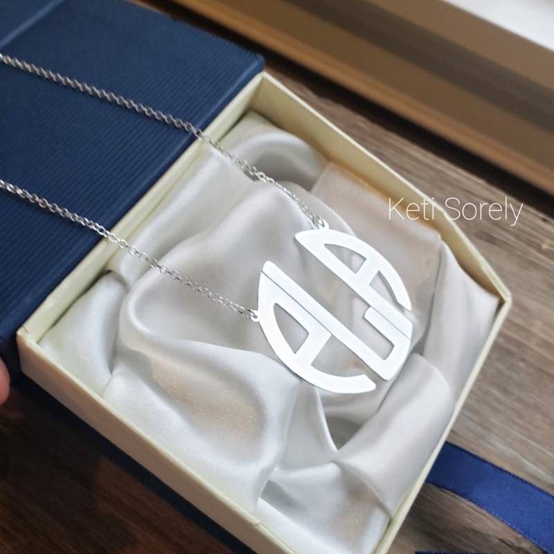 Personalisierte Moderne Monogramm-Initialen-Halskette in Kleinen Bis Großen Größen, Benutzerdefinierte Handgeschnittene Druckbuchstaben Silber von KetiSorelyDesigns