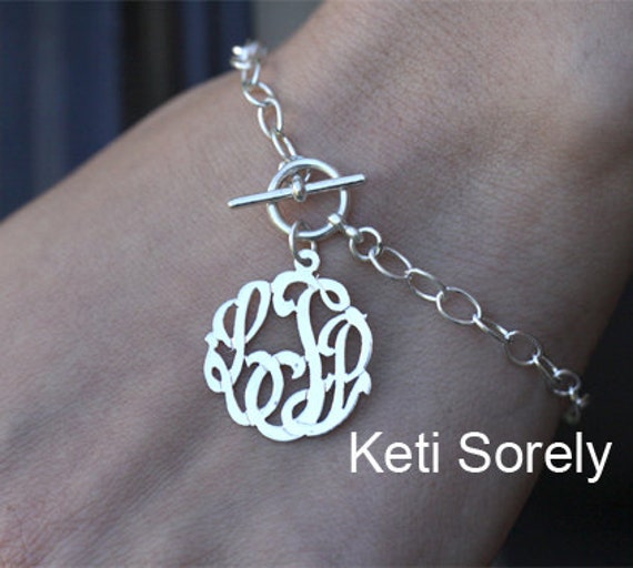 Personalisierte Monogramm Initialen Armband Mit Großer Stabiler Kette Und Knebelverschluss Für Frau Oder Mädchen in Sterling Silber, Gelb Roségold von KetiSorelyDesigns