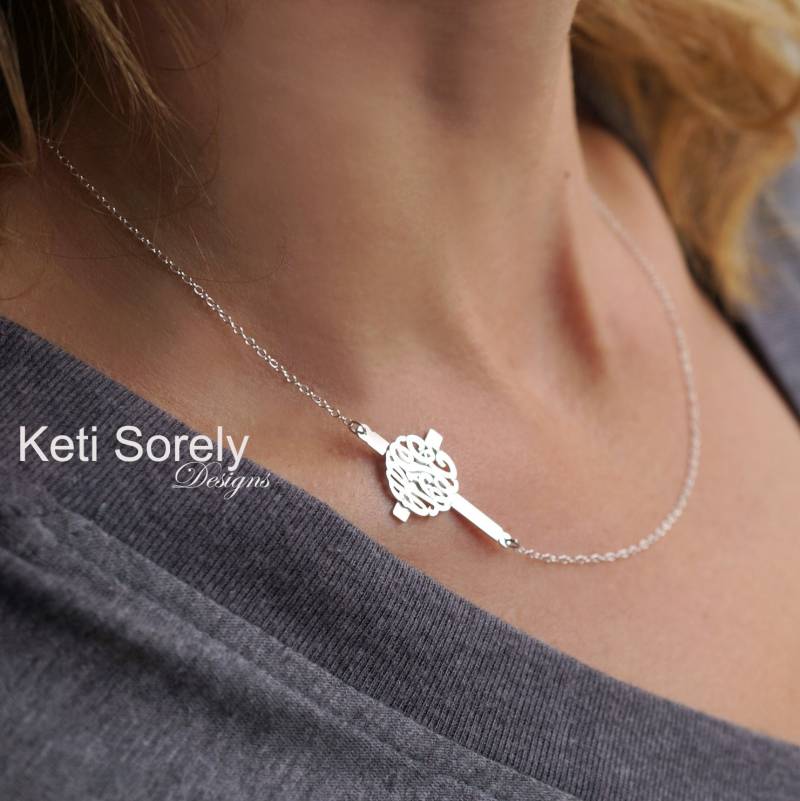 Seitliche Kreuz Halskette Mit Monogramm Initialen in Sterling Silber, Gelb Oder Roségold, Personalisierte Geschenk Des Glaubens Für Frau Mädchen von KetiSorelyDesigns