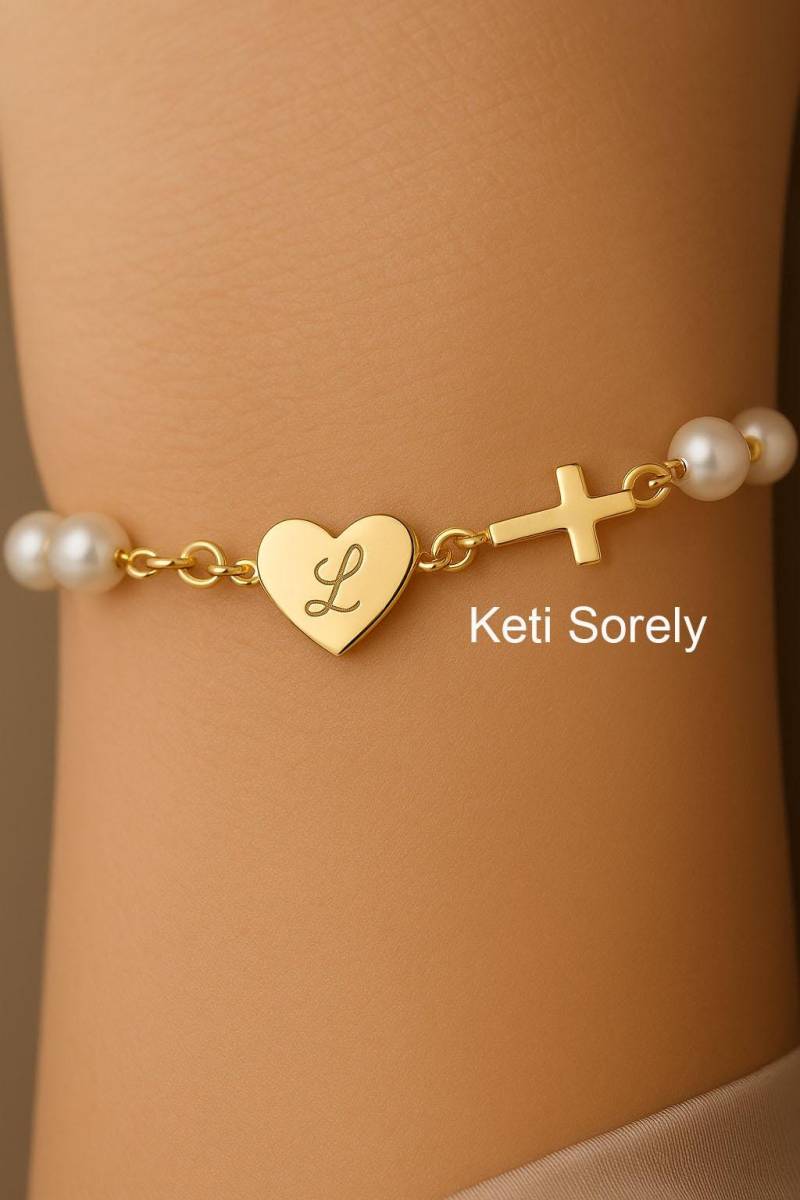 Weißes Perlenarmband Mit Personalisiertem Herz & Kreuz, Süßwasserperlen in Sterling Silber, Gelb Oder Roségold, Gravur Jeder Initiale von KetiSorelyDesigns