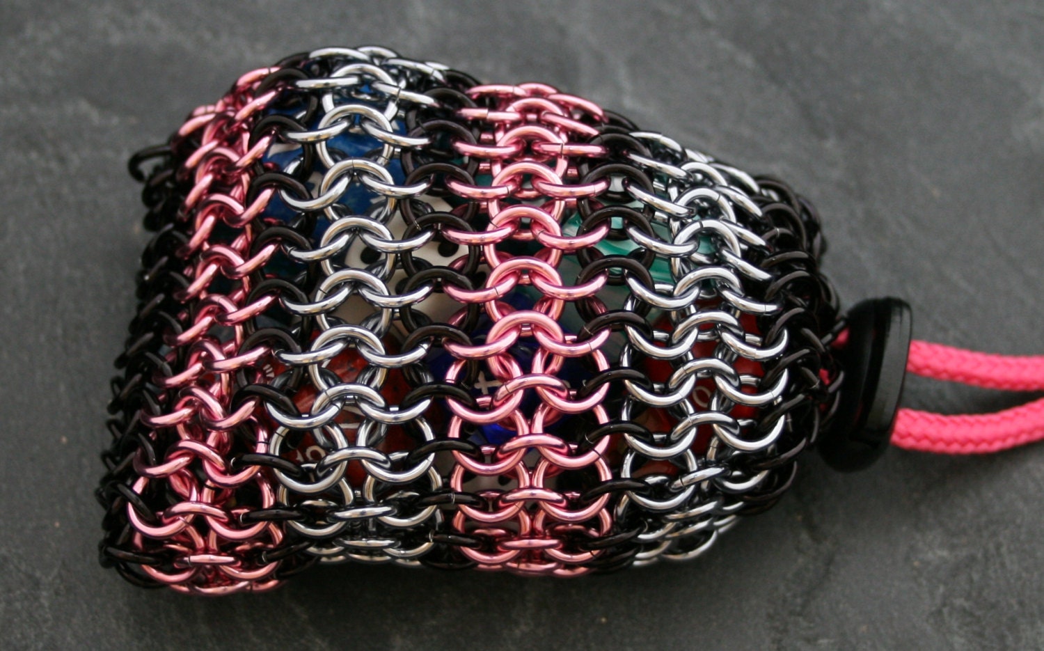 Kettenbeutel Pink-Ice-Schwarz Alu von KettenKunst