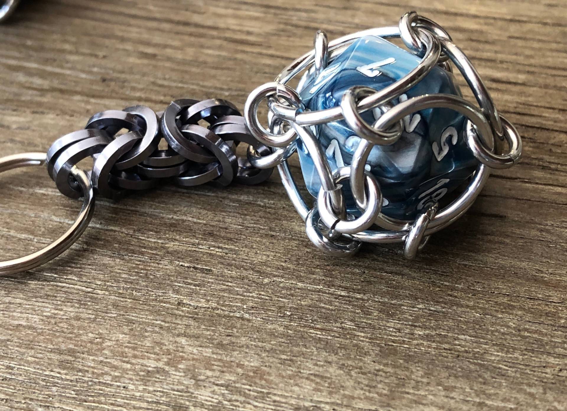 Blauer Marmor D20 Würfel Schlüsselanhänger Aluminium Chainmaille Gamer Geschenk Blauer Marmor D20 Würfel Schlüsselanhänger Aluminium Chainmaille Gamer Geschenk von Kettenglied