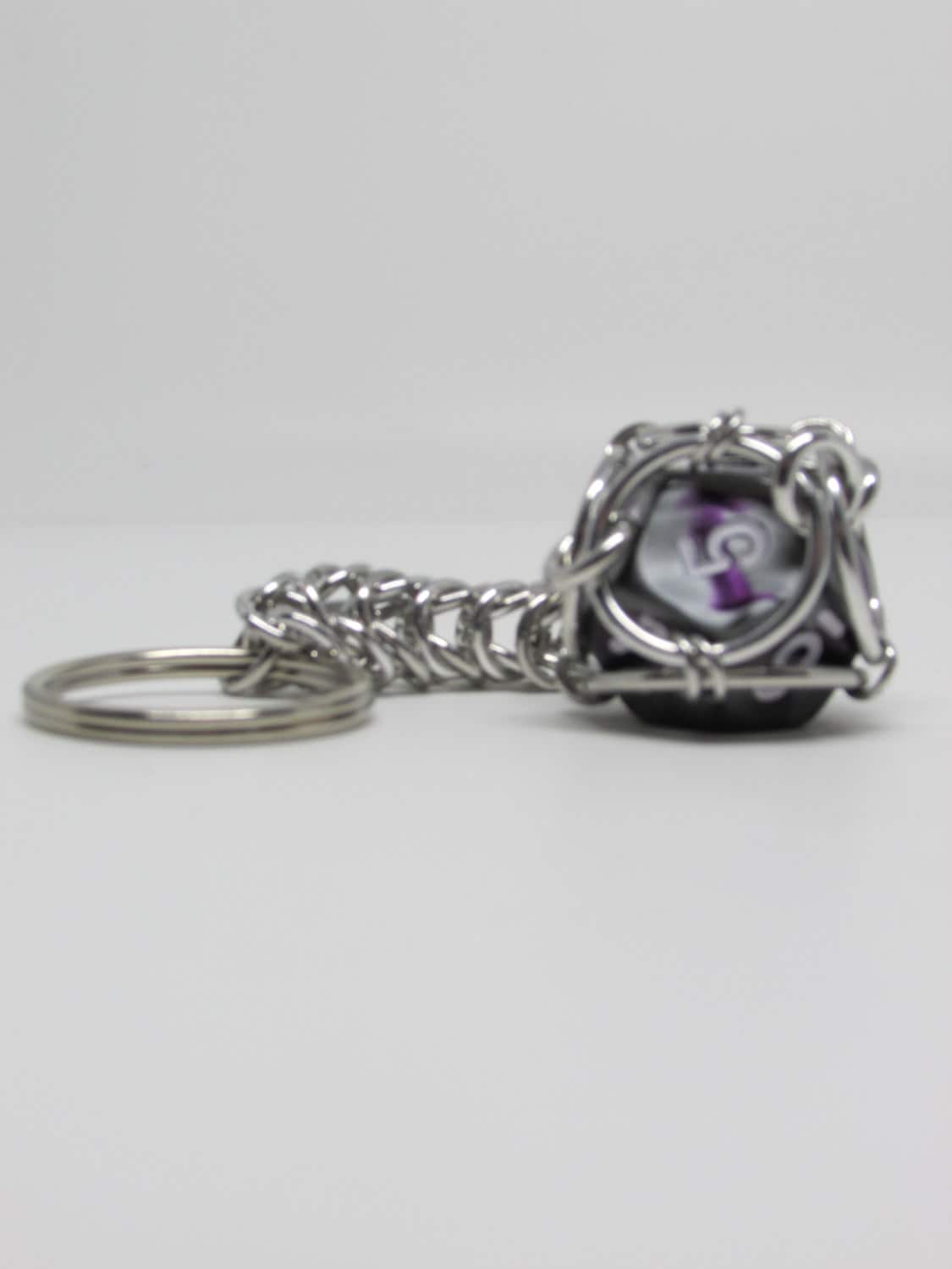 Lila D12 Würfel Schlüsselanhänger Aluminium Kettenhemd Gamer Geschenk Lila D12 Würfel Schlüsselanhänger Aluminium Kettenhemd Gamer Geschenk von Kettenglied