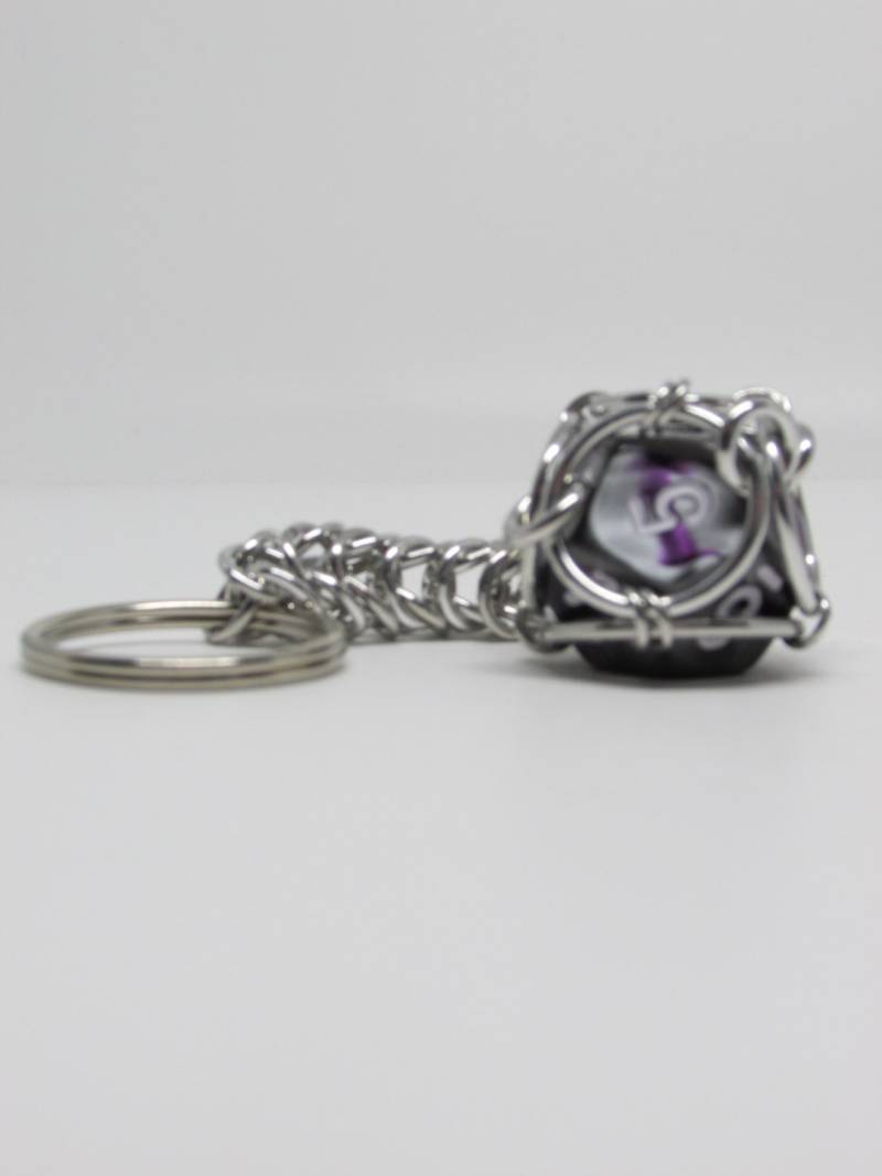 Lila D12 Würfel Schlüsselanhänger Aluminium Kettenhemd Gamer Geschenk Lila D12 Würfel Schlüsselanhänger Aluminium Kettenhemd Gamer Geschenk von Kettenglied