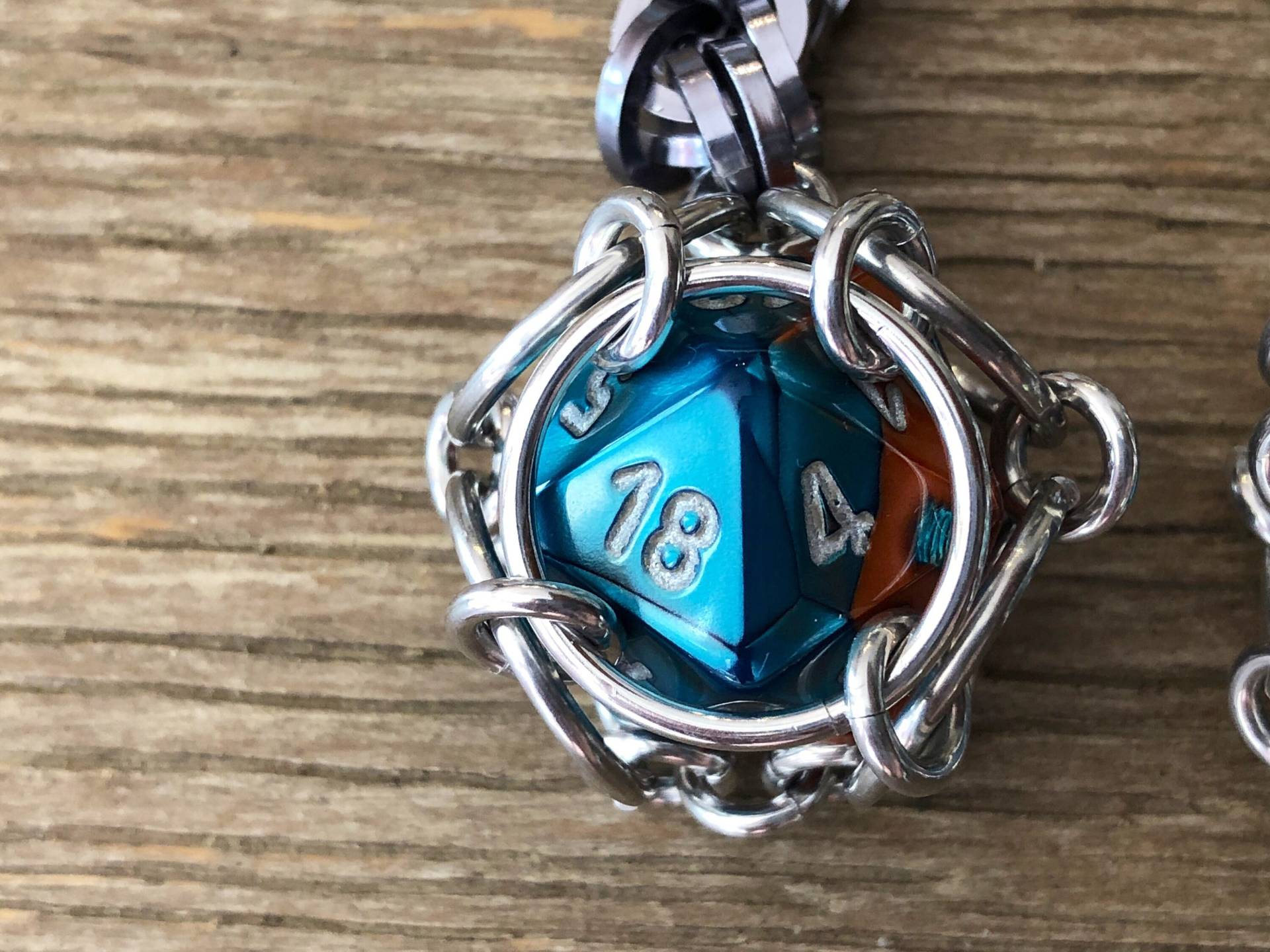 Blau & Orange W20 Würfel Schlüsselanhänger Aluminium Chainmaille Gamer Geschenk Blau & Orange W20 Würfel Schlüsselanhänger Aluminium Chainmaille Gamer Geschenk von Kettenglied