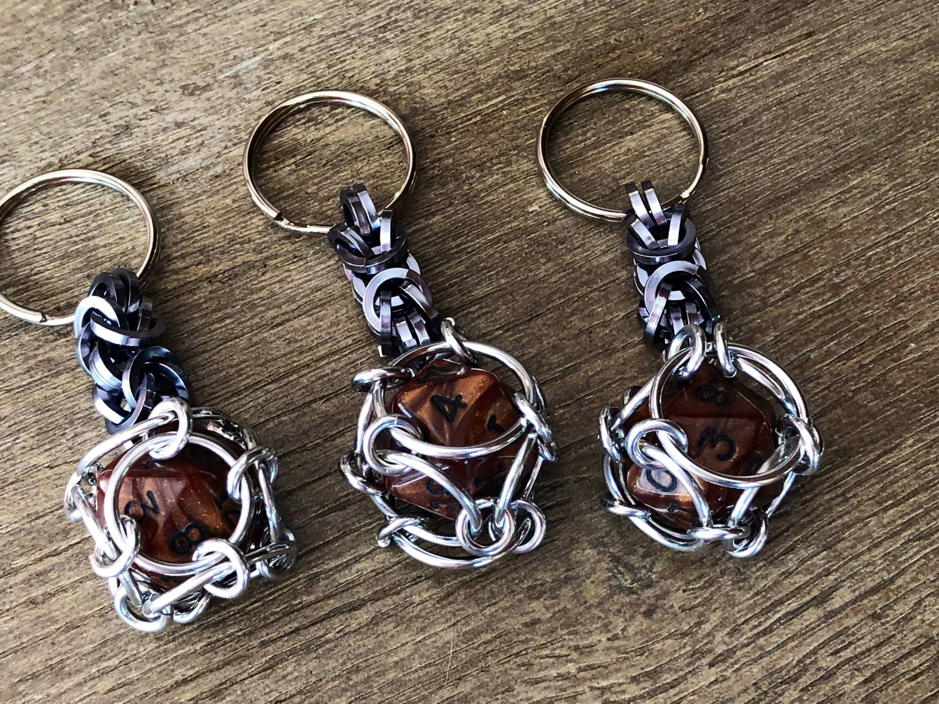 D20 Würfel Schlüsselanhänger Dunkelbraun/Rot Aluminium Chainmaille Gamer Geschenk D20 Würfel Schlüsselanhänger Dunkelbraun/Rot Aluminium Chainmaille Gamer Geschenk von Kettenglied