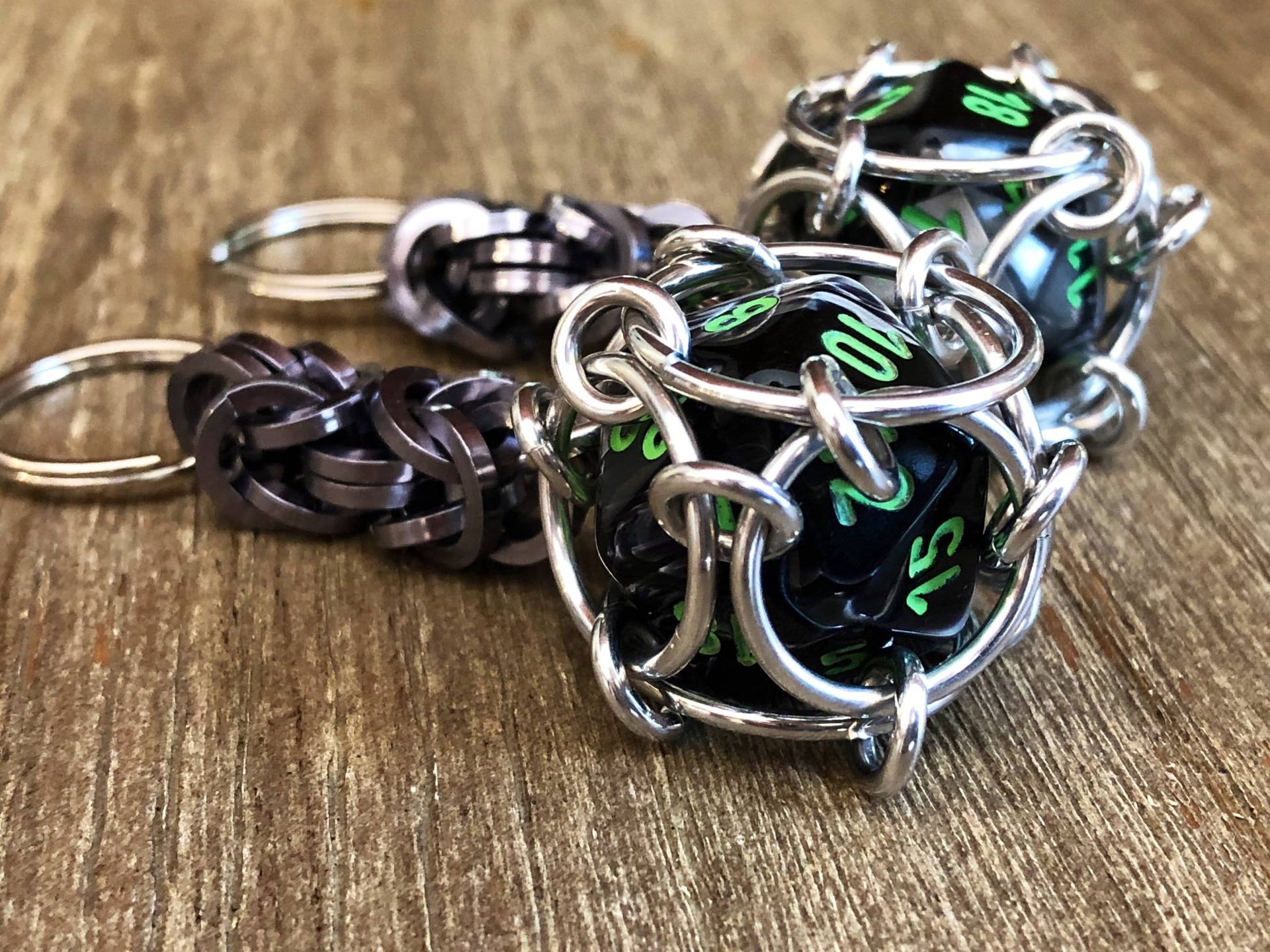 D20 Würfel Schlüsselanhänger Schwarz & Grün, Aluminium Chainmaille Gamer Geschenk D20 Würfel Schlüsselanhänger Schwarz & Grün, Aluminium Chainmaille Gamer Geschenk von Kettenglied
