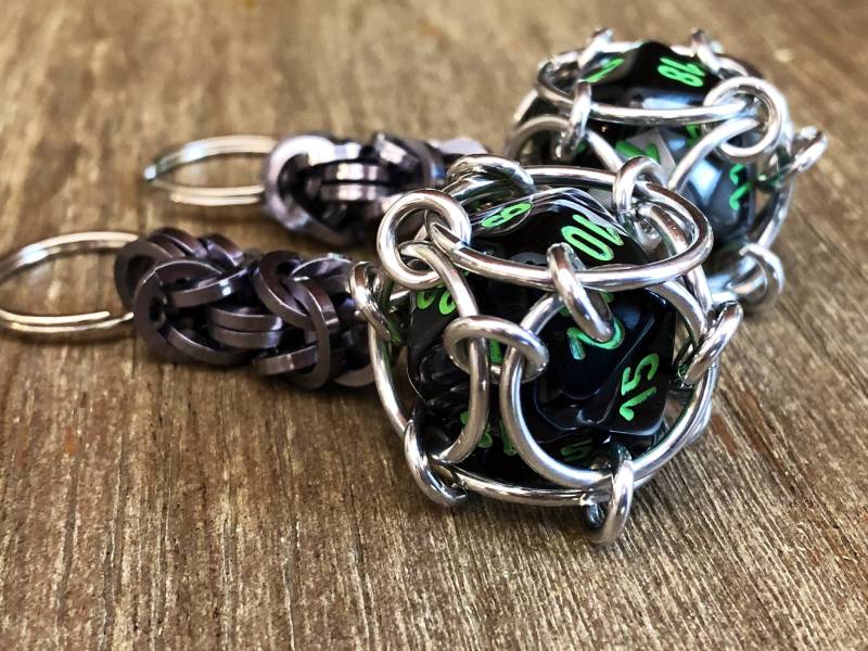 D20 Würfel Schlüsselanhänger Schwarz & Grün, Aluminium Chainmaille Gamer Geschenk D20 Würfel Schlüsselanhänger Schwarz & Grün, Aluminium Chainmaille Gamer Geschenk von Kettenglied