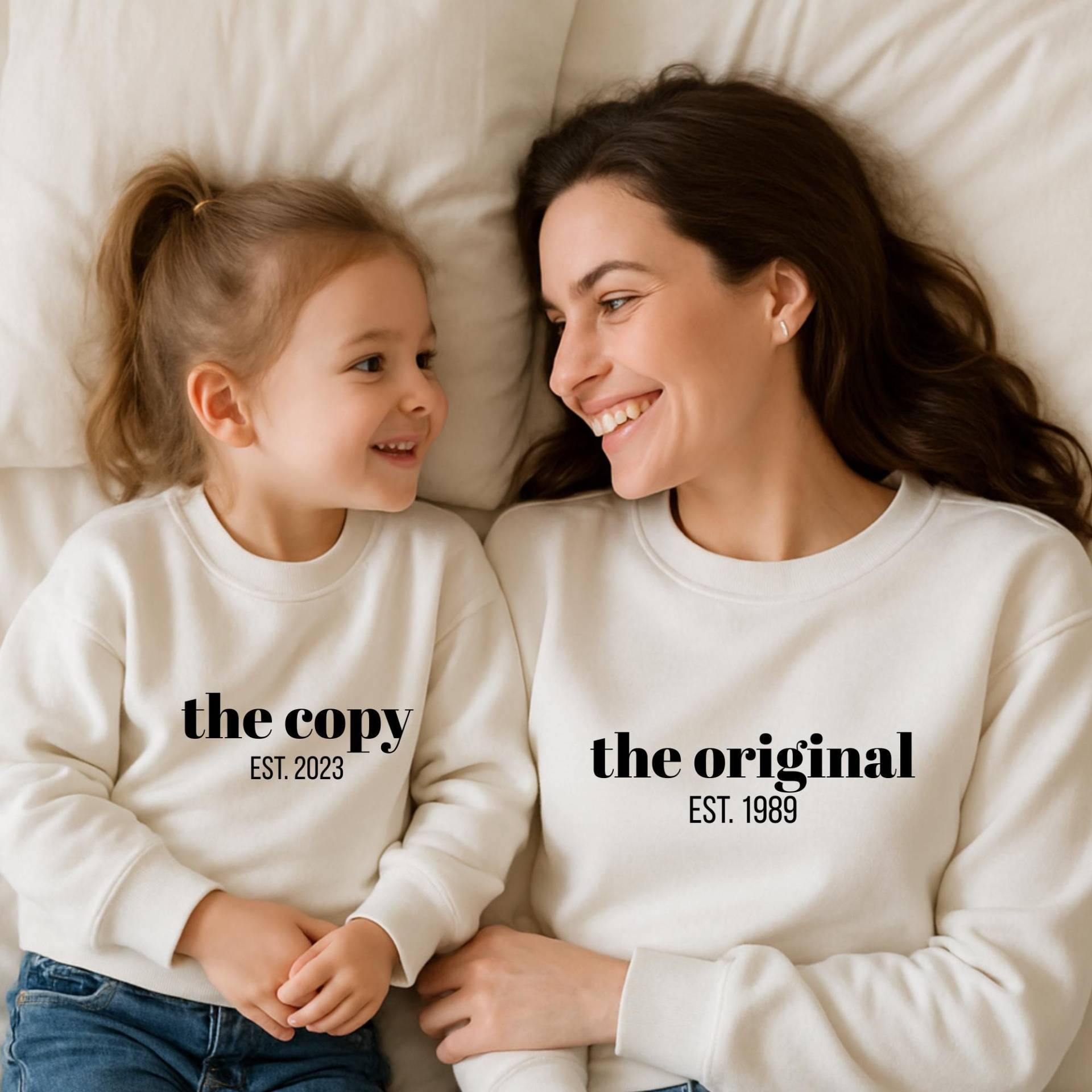 Personalisierbarer Kinder Sweater „The Copy" | Est Jahr Wunschzahl Unisex Pullover Für Jungen & Mädchen, Matching Familien Pulli von KetterStudio