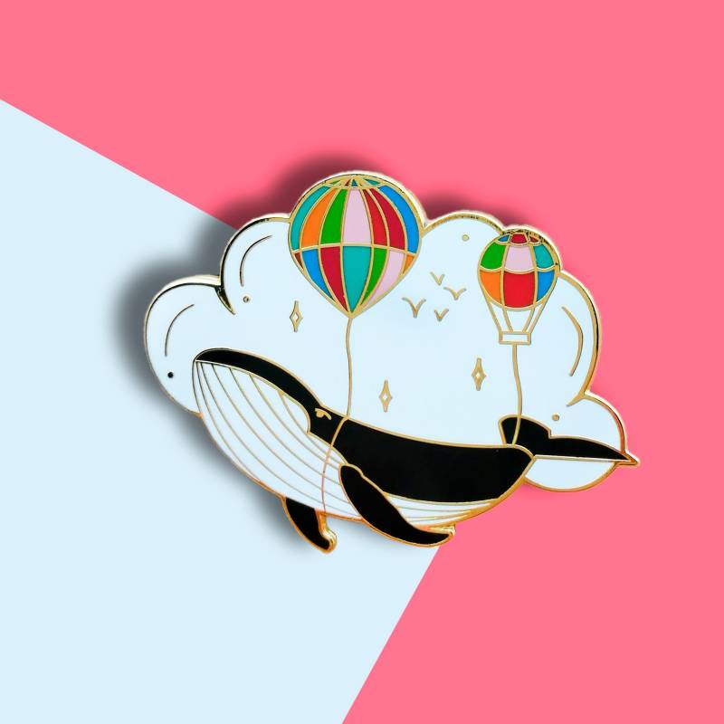 Wal in Den Wolken - Emaille Pin von KewaiiStudio