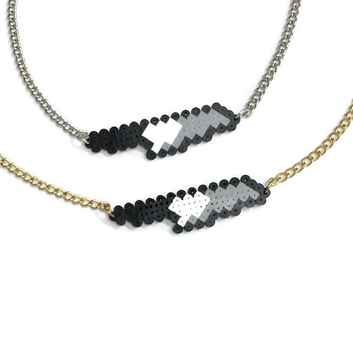 Pixel Messer Halskette - Mini Bügelperlen, Hama Perlen, Emoji Schmuck, Kewlery, Bad Girl Geschenk, Trauriges Mädchen von Kewlery