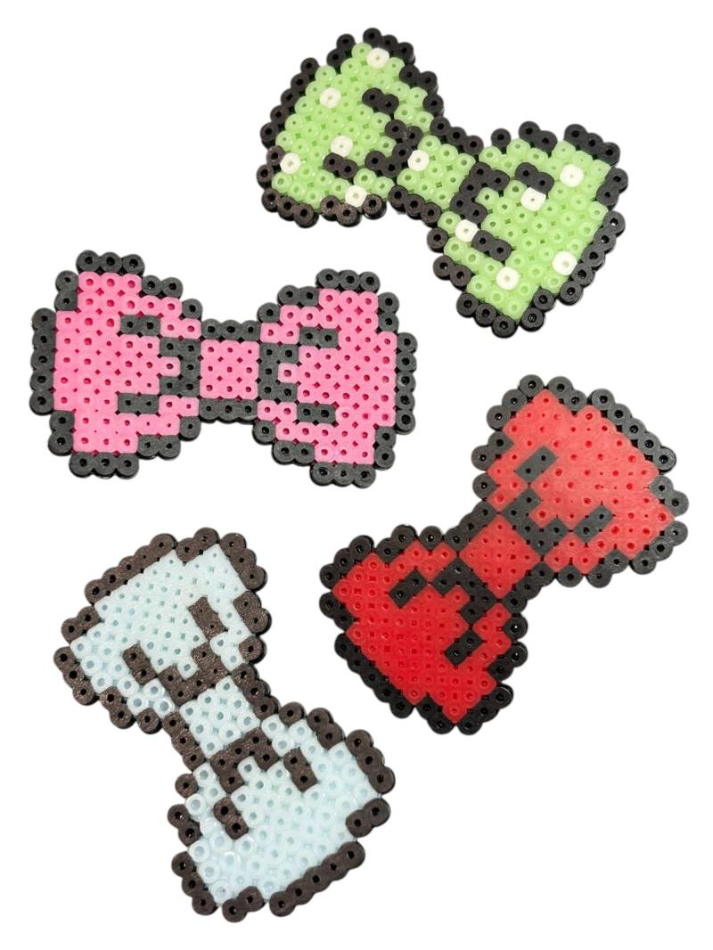 Pixel Schleifen Haarspangen - Mini Bügelperlen, Hama Perlen, Schmuck, Emoji Haarspangen, Kewlery, Geek Geschenk von Kewlery