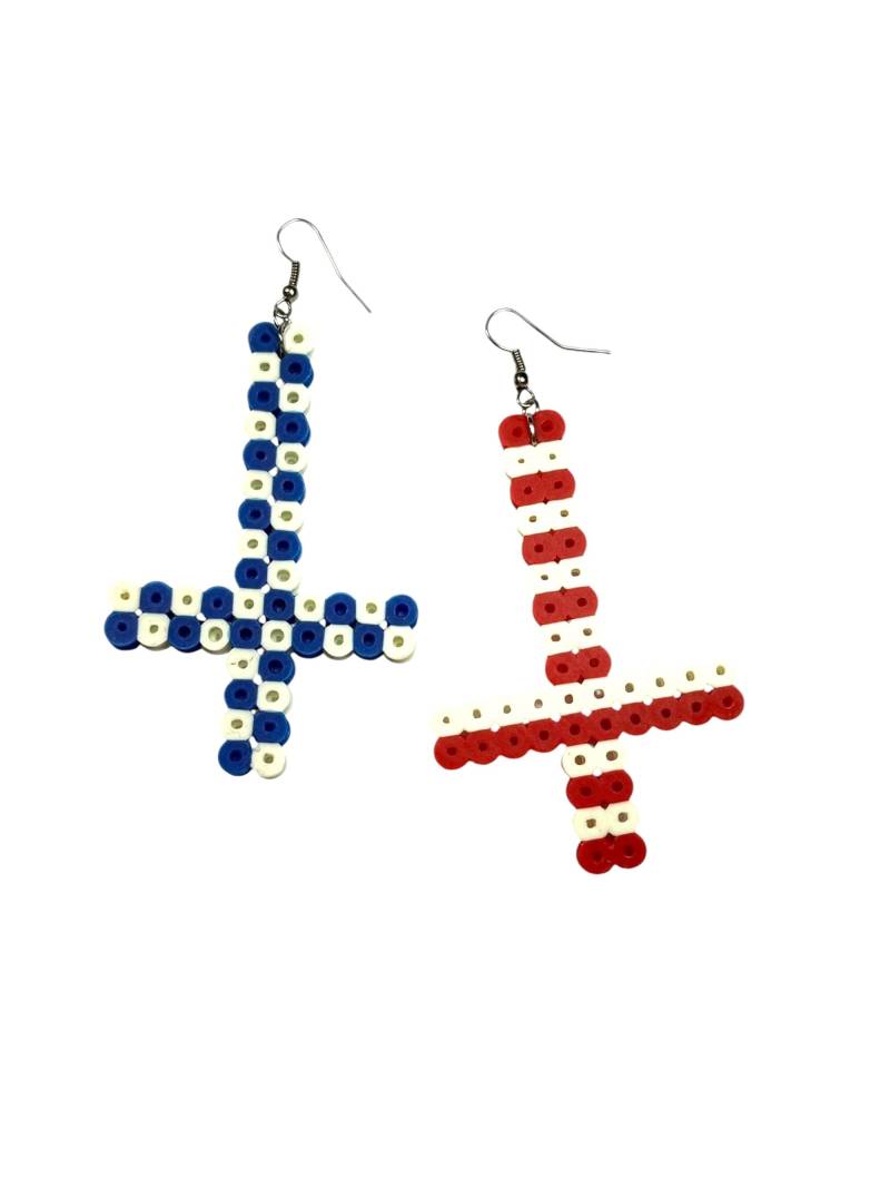 Pixel St. Peters Kreuz Ohrringe - Bügelperlen, Goth Ohrringe, Kewlery von Kewlery