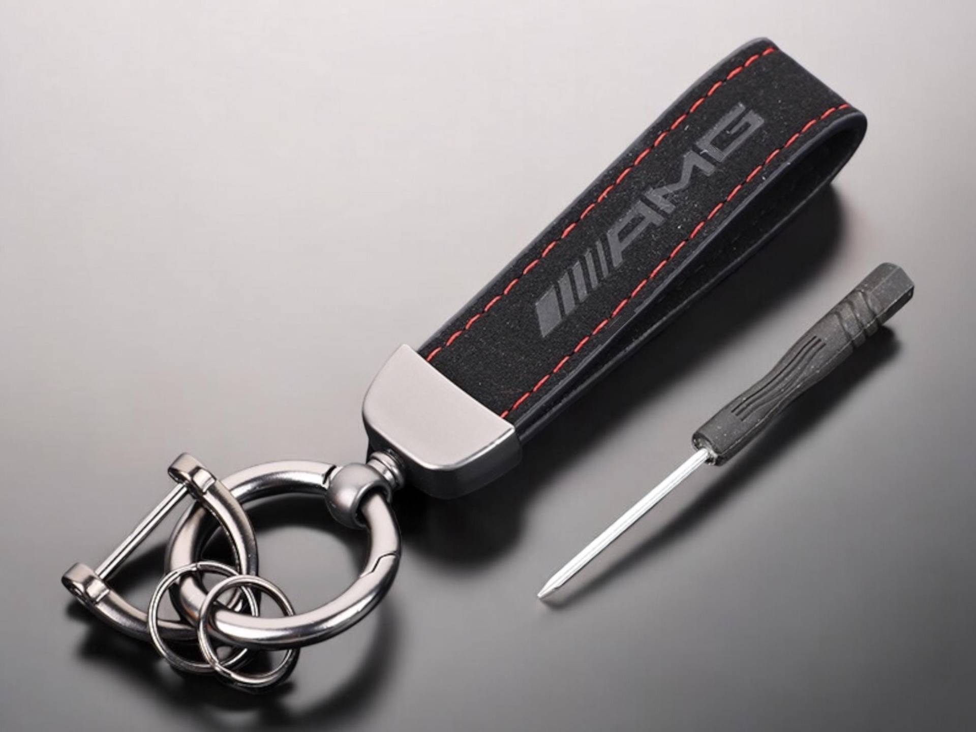 Mercedes Benz Amg Schlüsselanhänger in Schwarz Mit Roter Naht Und Amg Logo Mercedes Benz Amg Schlüsselanhänger in Schwarz Mit Roter Naht Und Amg Logo von KeyCraftDE