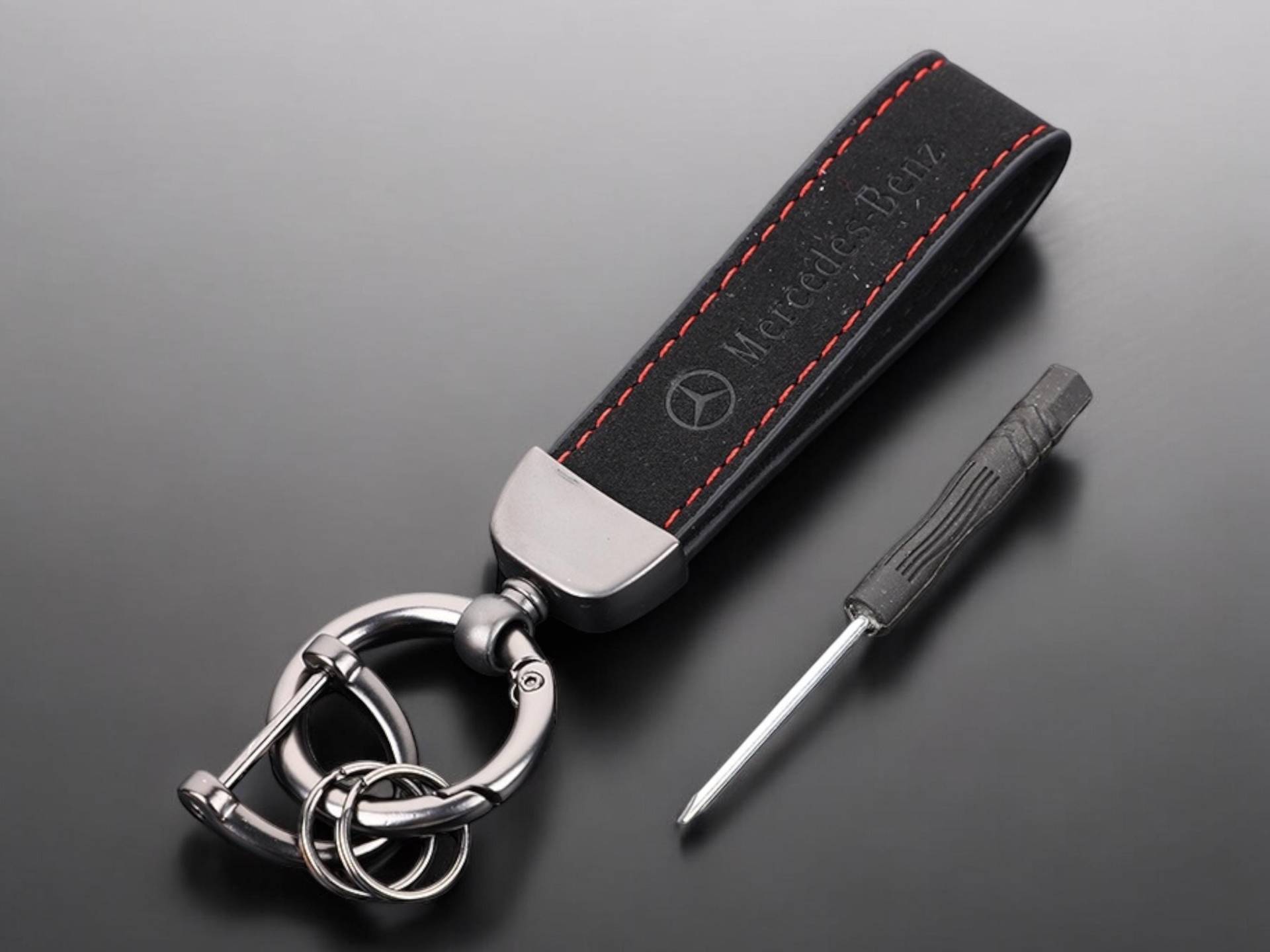 Mercedes Benz Schlüsselanhänger in Schwarz Mit Roter Naht Und Logo Mercedes Benz Schlüsselanhänger in Schwarz Mit Roter Naht Und Logo von KeyCraftDE