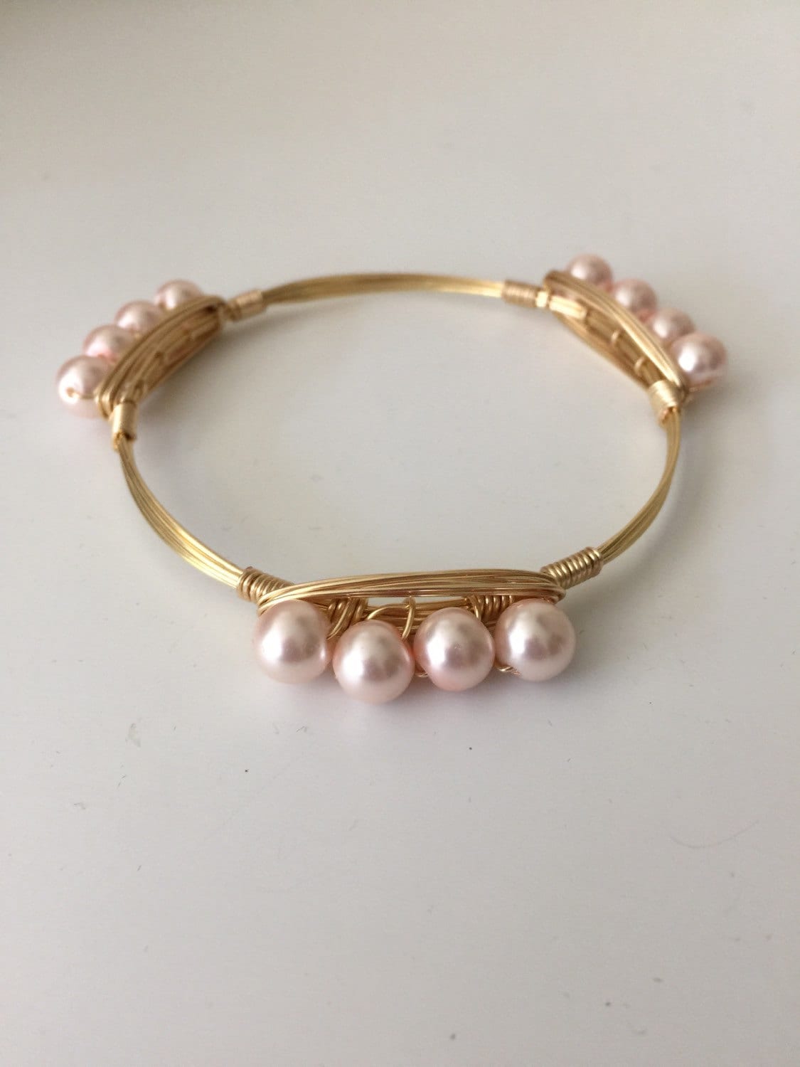 Kleine Leichte Rosa Perle Draht Gewickelt Armreif Kleine Leichte Rosa Perle Draht Gewickelt Armreif von KeyLimeJewelryDesign