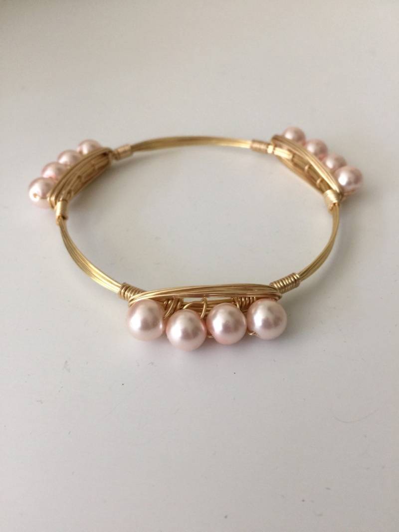Kleine Leichte Rosa Perle Draht Gewickelt Armreif Kleine Leichte Rosa Perle Draht Gewickelt Armreif von KeyLimeJewelryDesign