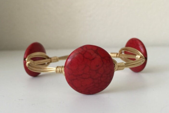 Rote Howlite Disc Draht Gewickelt Armreif Rote Howlite Disc Draht Gewickelt Armreif von KeyLimeJewelryDesign