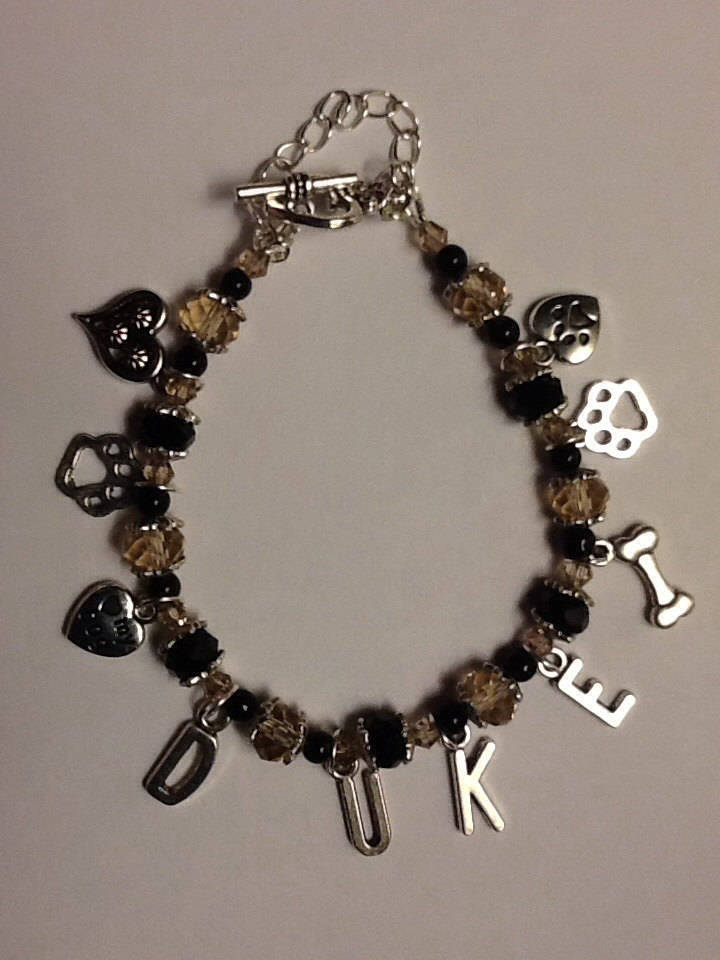 Benutzerdefiniertes Hunde Charm Armband, Personalisiertes Love My Pet Perlen Handgefertigtes Haustier Schmuck, Swarovski Kristall Hundepfote von KeyStarDesigns