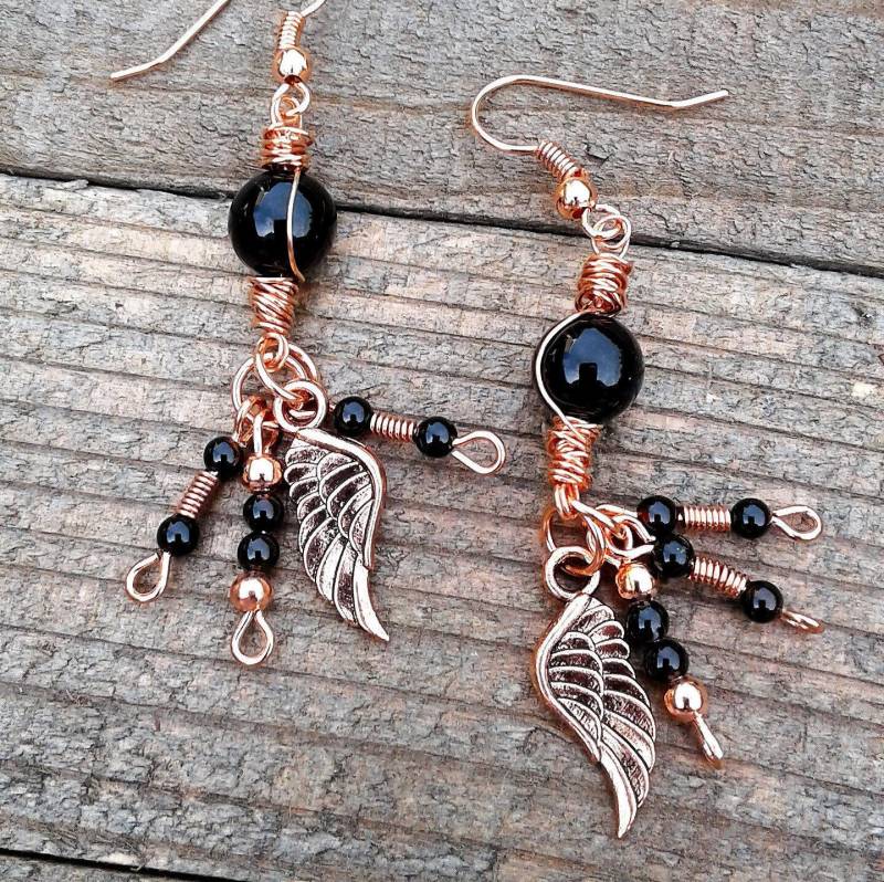 Boho Kupfer Wire Wrapped Ohrringe Schwarz Onyx Flügel Rose Gold Natur Edelstein Edgy Schmuck von KeyStarDesigns