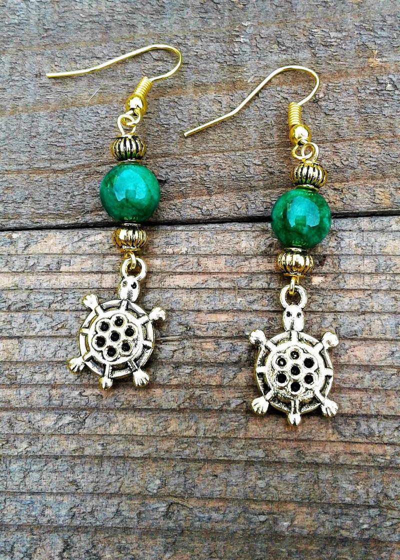 Grüne Jade Schildkröte Ohrringe, Strand Sommer Meeresleben Maritim Antik Gold Ozean, Charm, Handmade von KeyStarDesigns