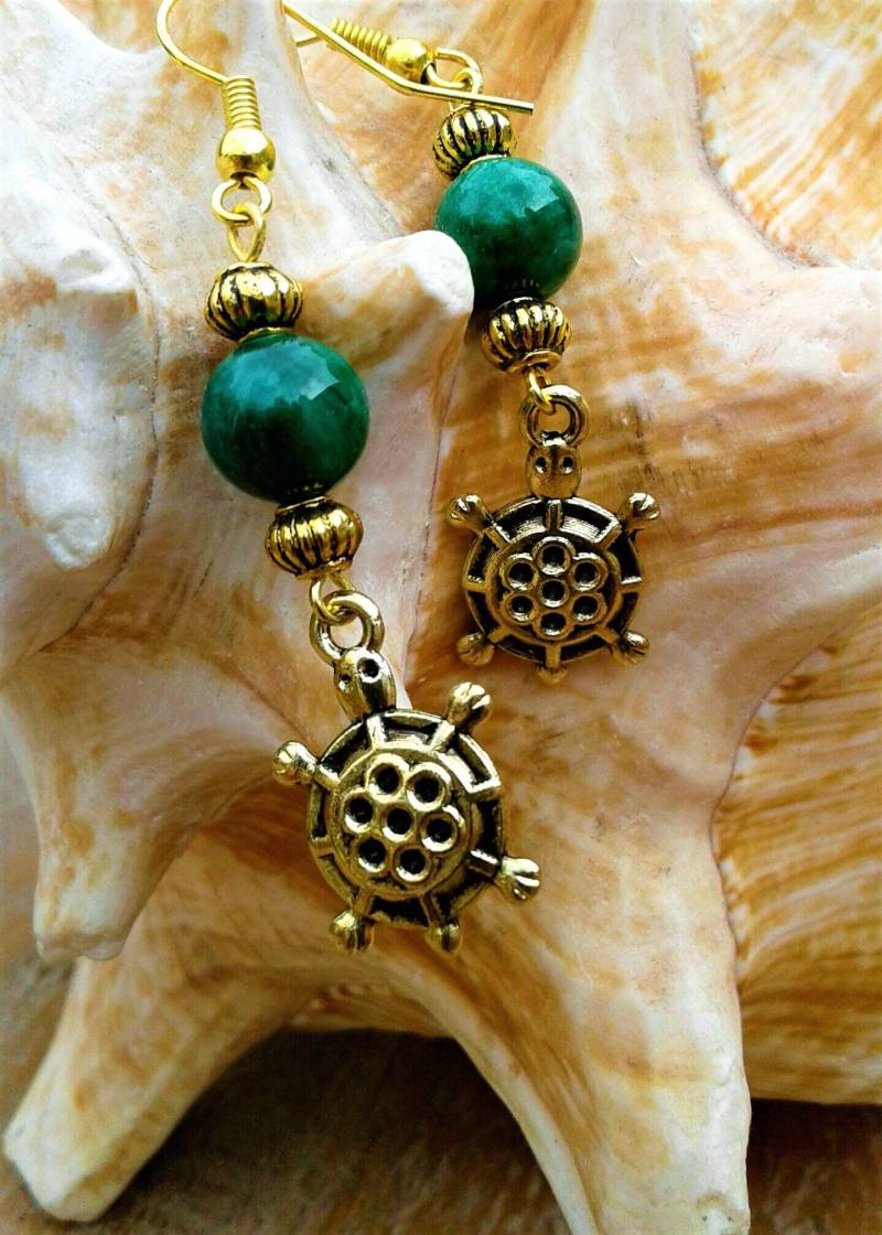 Grüne Jade Schildkröte Ohrringe, Strand Sommer Meeresleben Maritim Antik Gold Ozean, Charm, Handmade von KeyStarDesigns