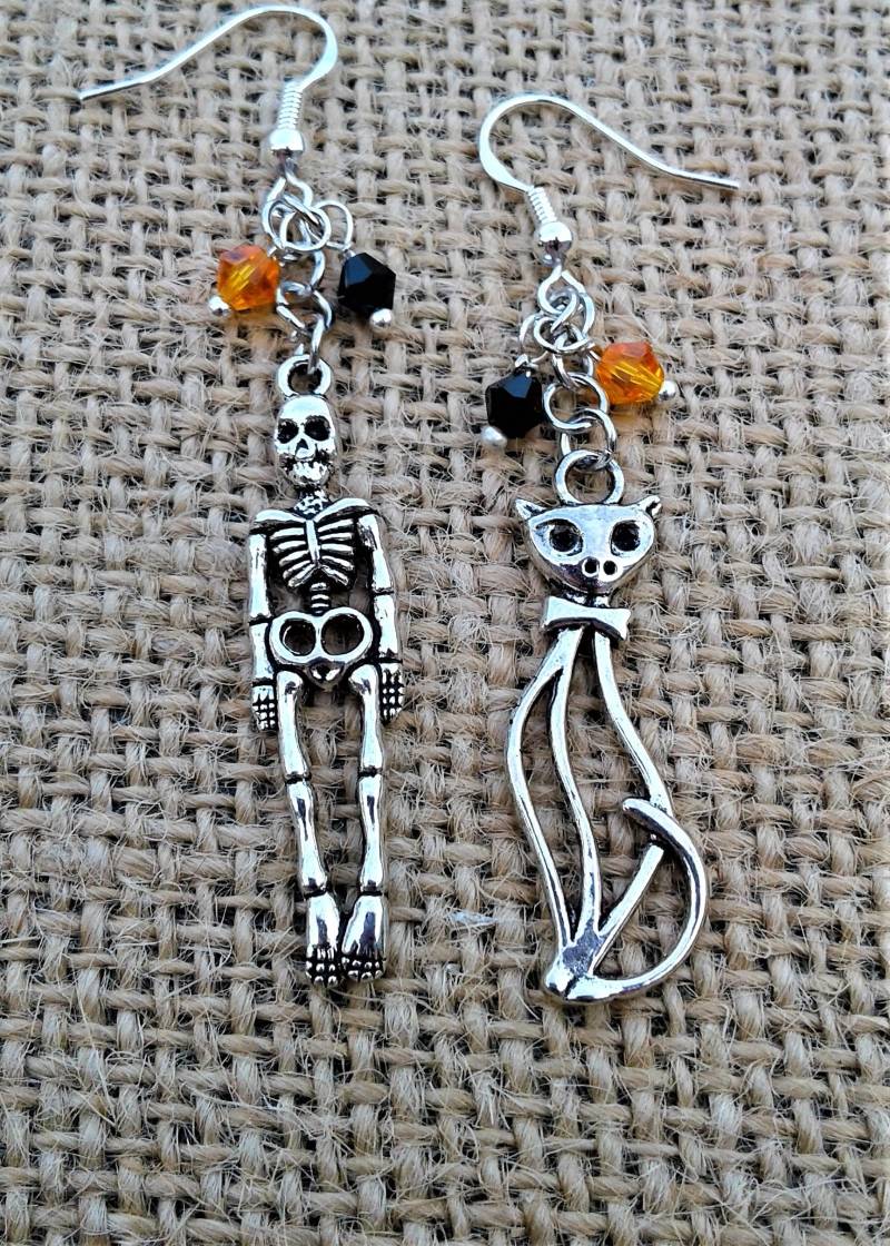 Halloween Mismatched Ohrringe Gespenst Gothic Schmuck Grusel Skelett Hexen Katze Anhänger Schwarz Orange Swarovski Kristalle Sterling Ohr von KeyStarDesigns