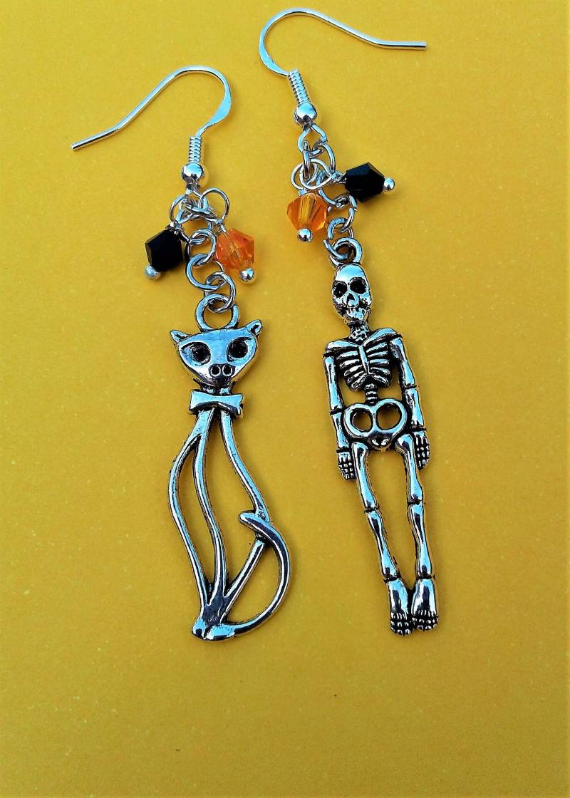 Halloween Mismatched Ohrringe Gespenst Gothic Schmuck Grusel Skelett Hexen Katze Anhänger Schwarz Orange Swarovski Kristalle Sterling Ohr von KeyStarDesigns