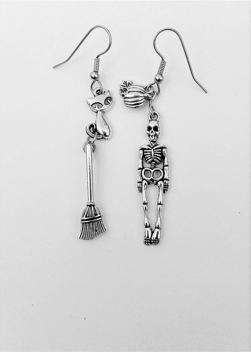 Halloween Mismatched Ohrringe Schmuck Herbst Skelett Hexe Besen Katze Kürbis Charms Gothic Punk Edelstahl von KeyStarDesigns