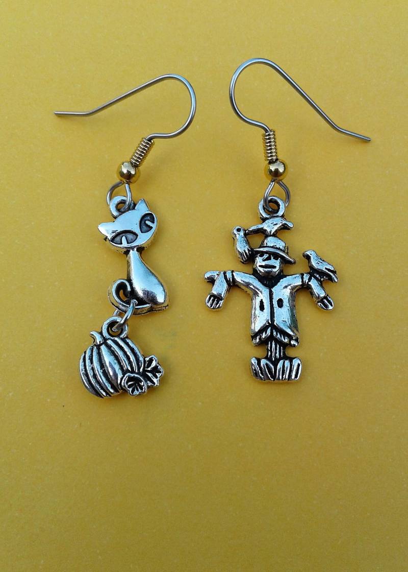 Halloween Mismatched Ohrringe Schmuck Herbst Vogelscheuche Katze Kürbis Charms Gothic Edelstahl Ohrhaken von KeyStarDesigns