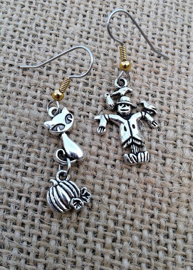 Halloween Mismatched Ohrringe Schmuck Herbst Vogelscheuche Katze Kürbis Charms Gothic Edelstahl Ohrhaken von KeyStarDesigns