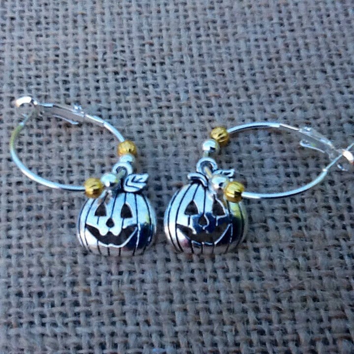 Halloween Ohrringe, Kürbis Creolen, Silber Charms, Urlaub Sterling Überzogene Creolen von KeyStarDesigns