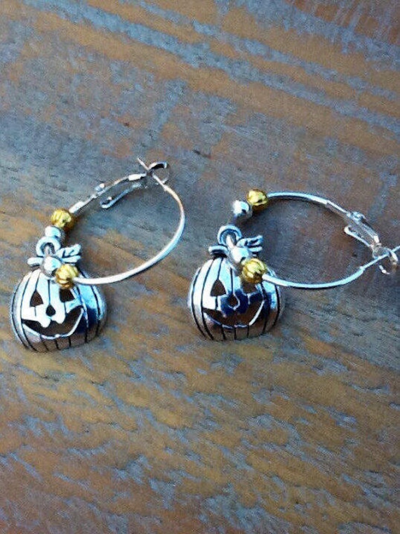 Halloween Ohrringe, Kürbis Silber Charms, Urlaub Sterling Versilberte Hoop Ohrringe von KeyStarDesigns