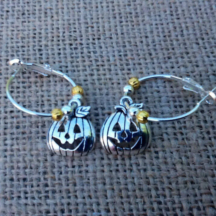 Halloween Ohrringe, Kürbis Creolen, Silber Charms, Urlaub Sterling Überzogene Creolen von KeyStarDesigns