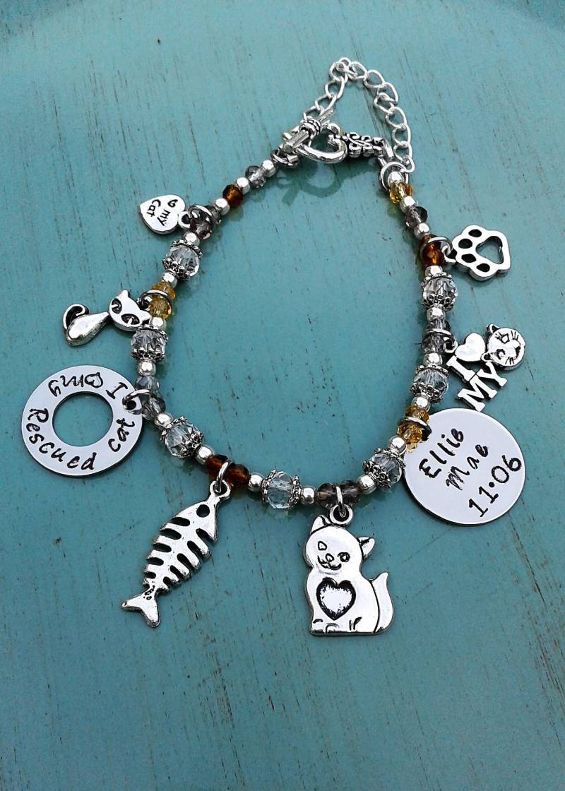 Katze Bettelarmband, Personalisiertes Katzen Armband, Love My Rescued Cats, Haustier Charm Handgestempelt, Swarovski Kristalle von KeyStarDesigns