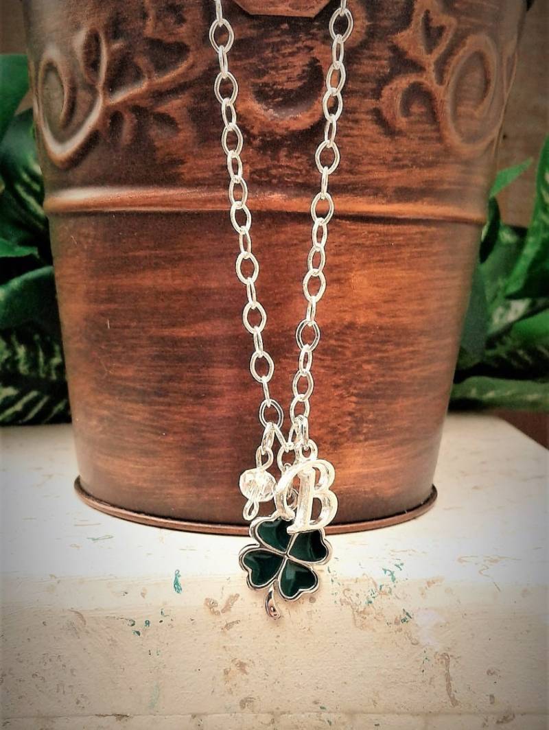 Personalisiertes St Patrick's Day Armband Kleeblatt Emaille Vierblatt Charm Initial Edelstahl Swarovski Kristall Perle von KeyStarDesigns