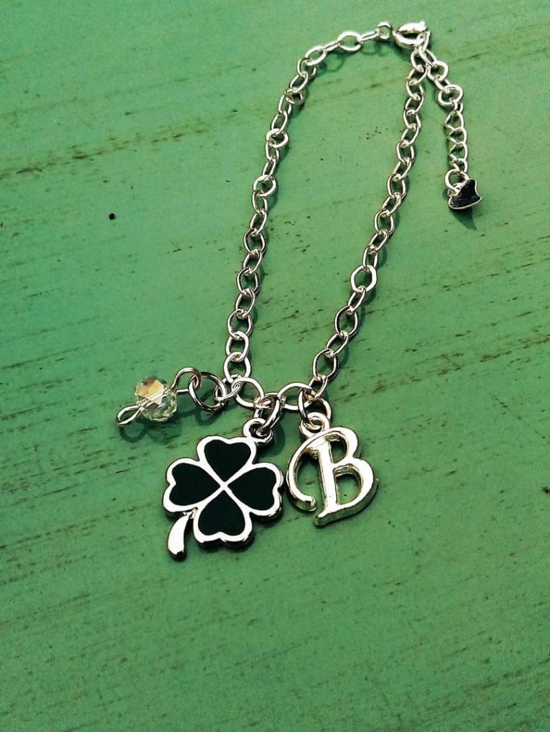 Personalisiertes St Patrick's Day Armband Kleeblatt Emaille Vierblatt Charm Initial Edelstahl Swarovski Kristall Perle von KeyStarDesigns
