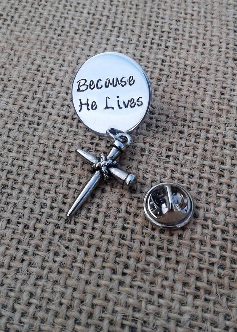 Weil Er Benutzerdefinierte Kreuz Revers Pin Personalisierte Krawatte Tac Baptsim Datum Genagelt Charme Christian Faith Schmuck Usher Anstecknadel von KeyStarDesigns