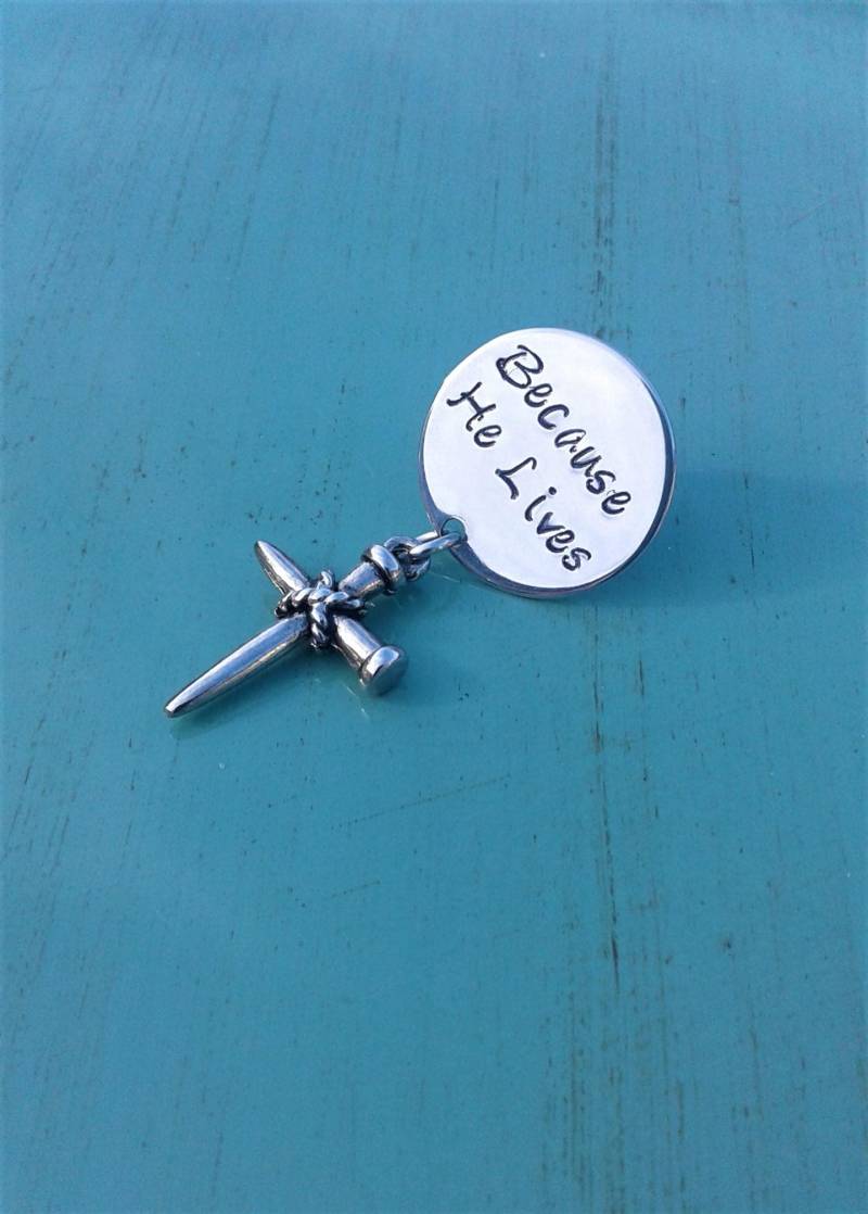 Weil Er Benutzerdefinierte Kreuz Revers Pin Personalisierte Krawatte Tac Baptsim Datum Genagelt Charme Christian Faith Schmuck Usher Anstecknadel von KeyStarDesigns