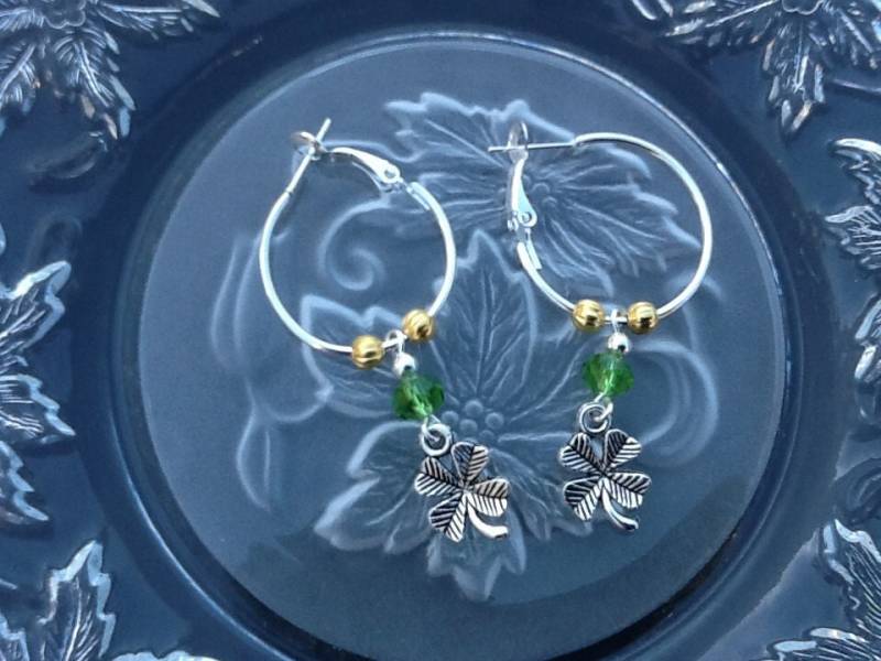 st Patrick's Day Ohrringe, Kleeblatt Creolen, Glücksklee Handgemachte von KeyStarDesigns