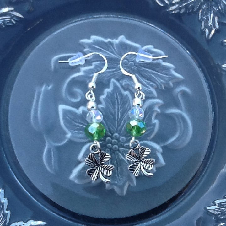 st Patricks Day Ohrringe, Kleeblatt Glück Der Iren Grüne Swarovski Kristalle, Handmade von KeyStarDesigns