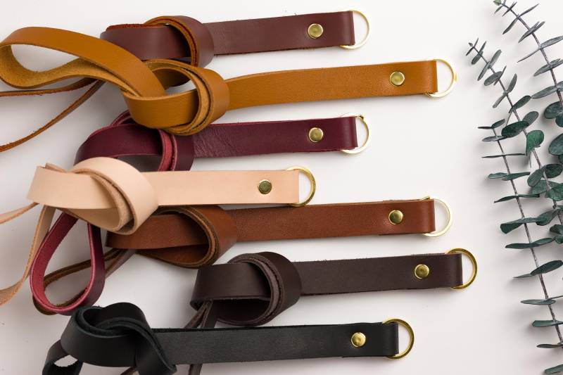 Dickes Leder Schlüsselband Mit Messing-Hardwares - Rustikaler Handgefertigter Schlüsselhalter Langlebiges Accessoire Für Männer Oder Frauen von Keyaiira