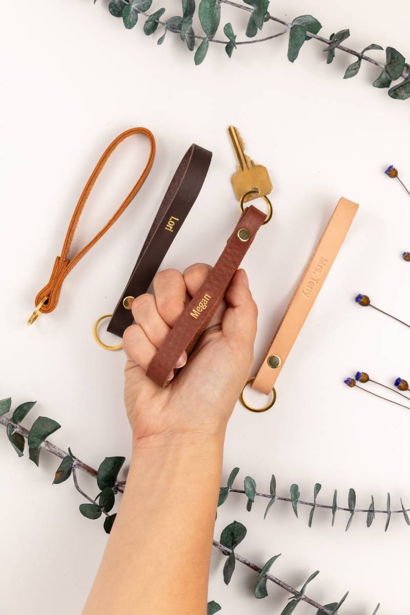 Schlüsselanhänger Aus Leder Mit Monogramm Personalisiertes Armband Für Frauen Geschenk Mama Personalisierte Geschenke Sie von Keyaiira