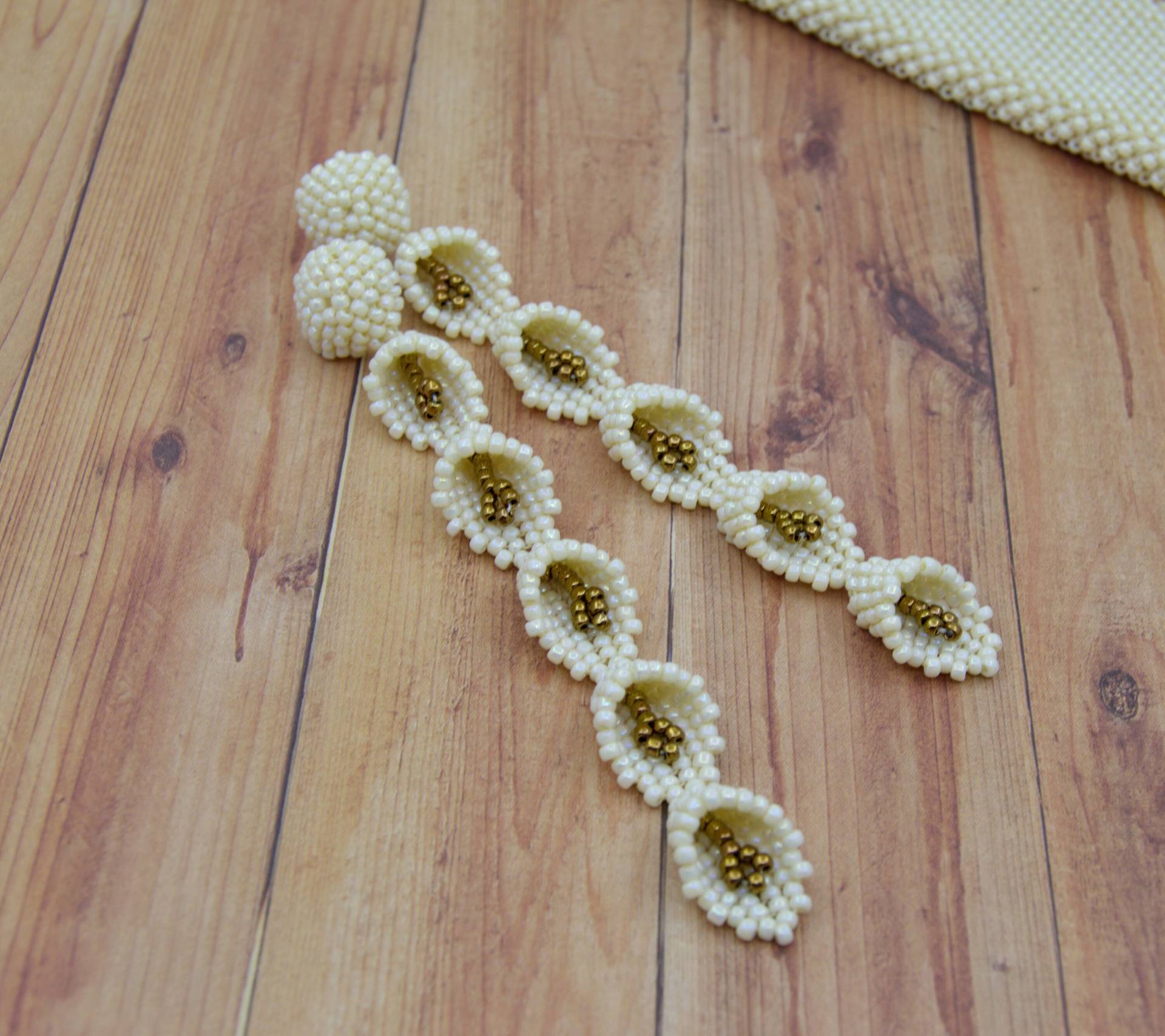 Beige Perlen Lange Ohrringe/Elfenbein Braut Geschenk Für Frau Blatt Blumen Schmuck Calla von KeychainbyMirami8888