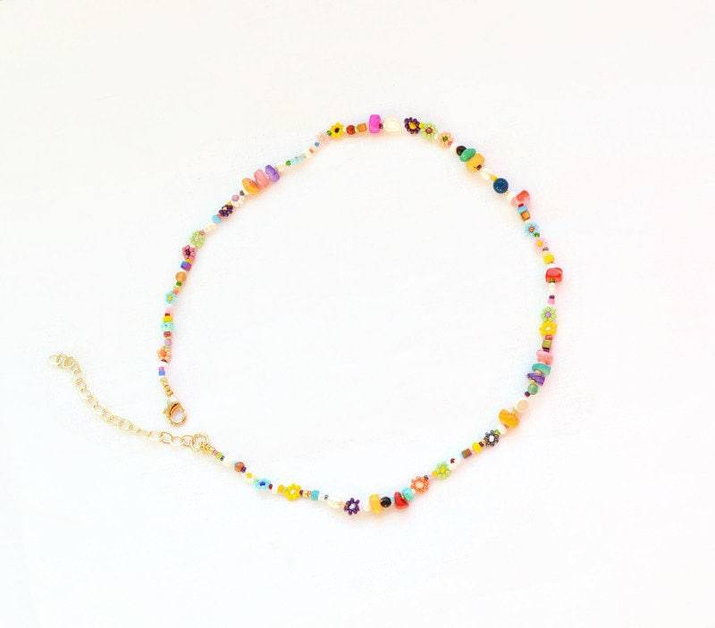 Blumen Perlen Halskette Für Frauen Daisy Mit Und Natursteinen Miniatur Schmuck Bunte Saatperlen von KeychainbyMirami8888