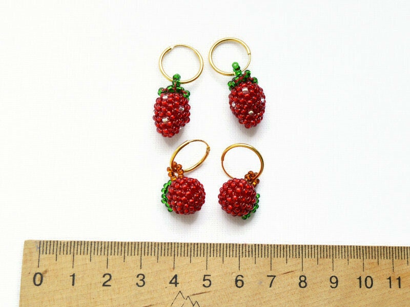 Erdbeere Apfel Perlen Ohrringe Gold Hoops Obst Schmuck Kleine Tropfen Lustiges Essen Geschenk Für Tochter Erdbeere Apfel Perlen Ohrringe Gold Hoops Obst Schmuck Kleine Tropfen Lustiges Essen Geschenk Für Tochter von KeychainbyMirami8888