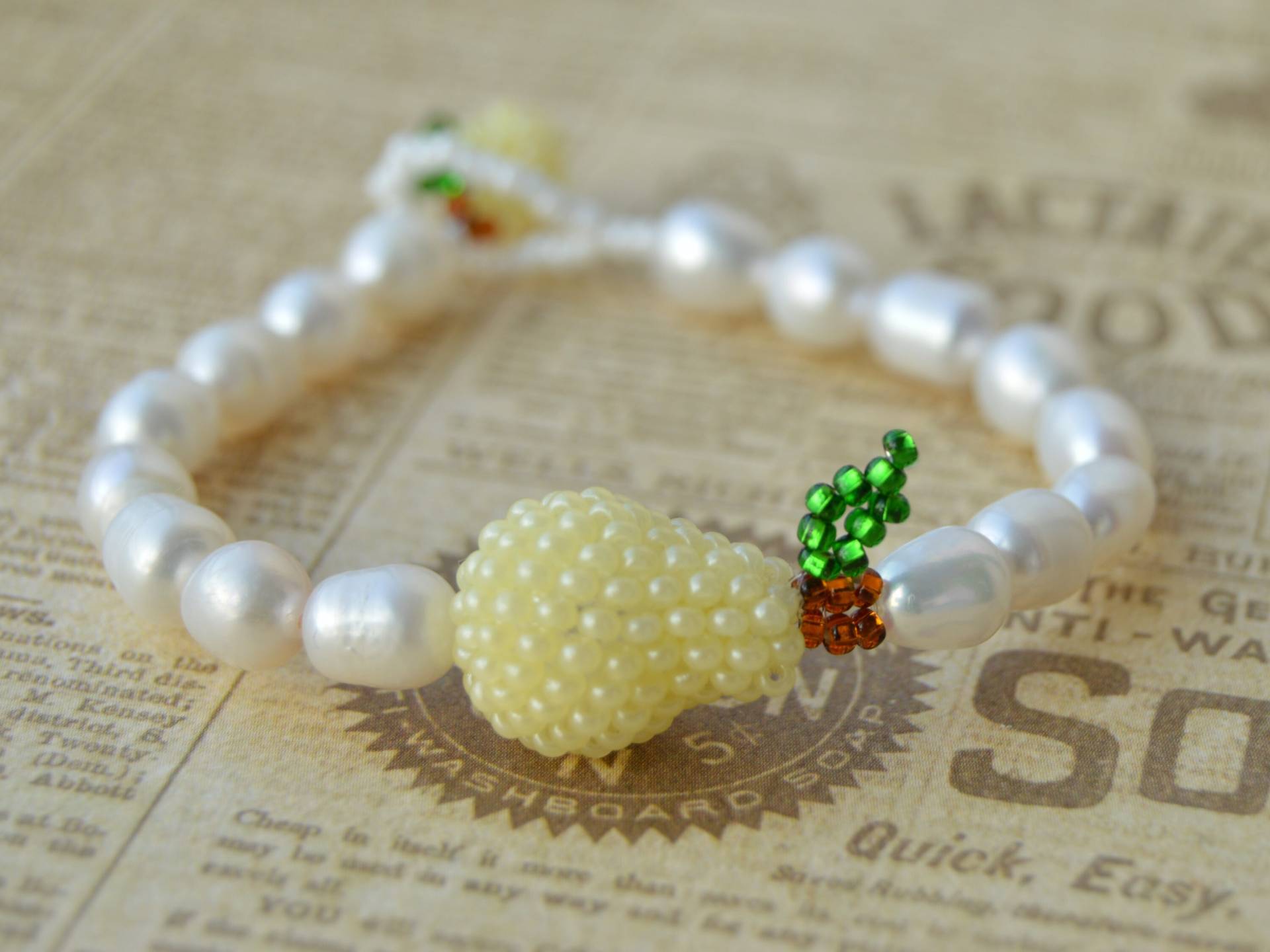 Früchte Weiße Perlen Armband Für Frauen Mit Handgefertigten Birnen Schmuck Gelb Früchte Weiße Perlen Armband Für Frauen Mit Handgefertigten Birnen Schmuck Gelb von KeychainbyMirami8888