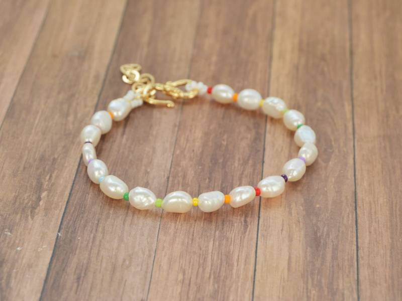 Basic Perlenarmband Weiß Für Frauen Mit Multicolor Perlen Regenbogen Sommer Schmuck Handmade von KeychainbyMirami8888