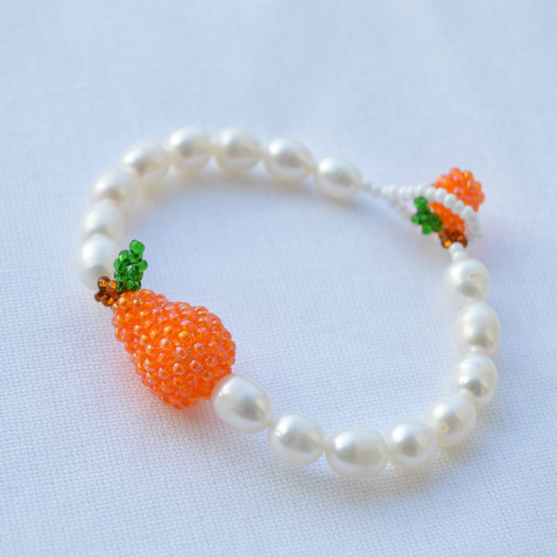 Orange Birnen Perlen Armband Für Frauen Mit Handgemachten Früchten Schmuck Große Weiße Süßwasserperlen Orange Birnen Perlen Armband Für Frauen Mit Handgemachten Früchten Schmuck Große Weiße Süßwasserperlen von KeychainbyMirami8888