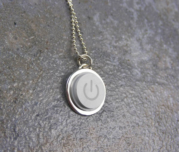 Power-Up-Halskette - Sterling Silber Handgefertigte Recycelt Mac Apple Power Button Halskette von KeyedUp
